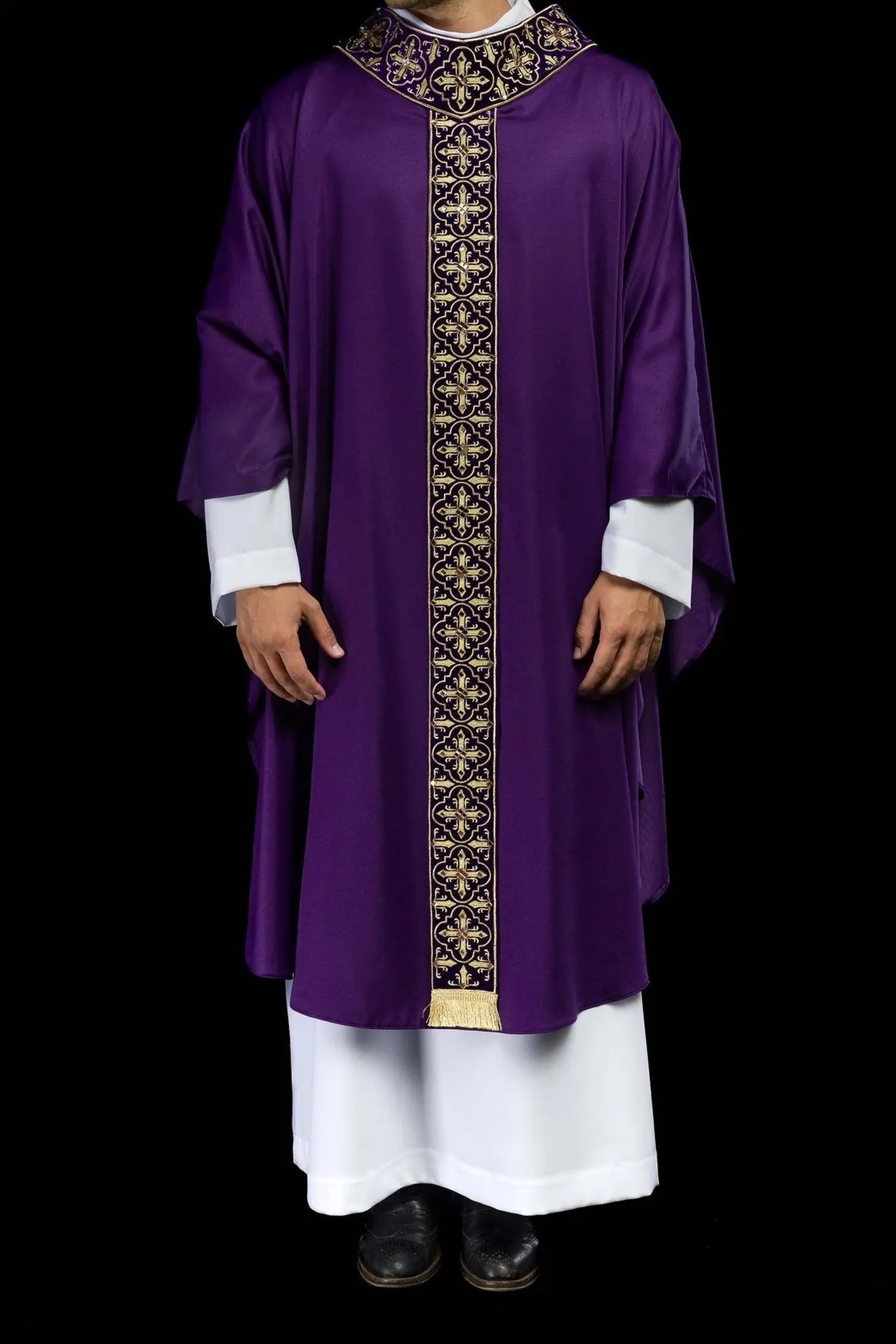 Chasuble violette décorée de 500 pierres avec bande étroite