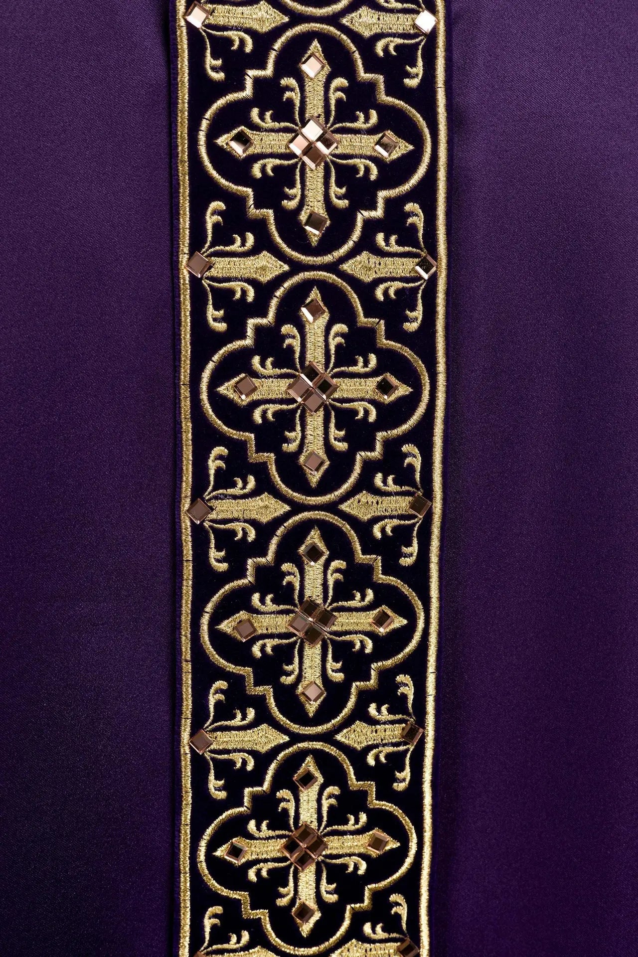 Chasuble violette décorée de 500 pierres avec bande étroite