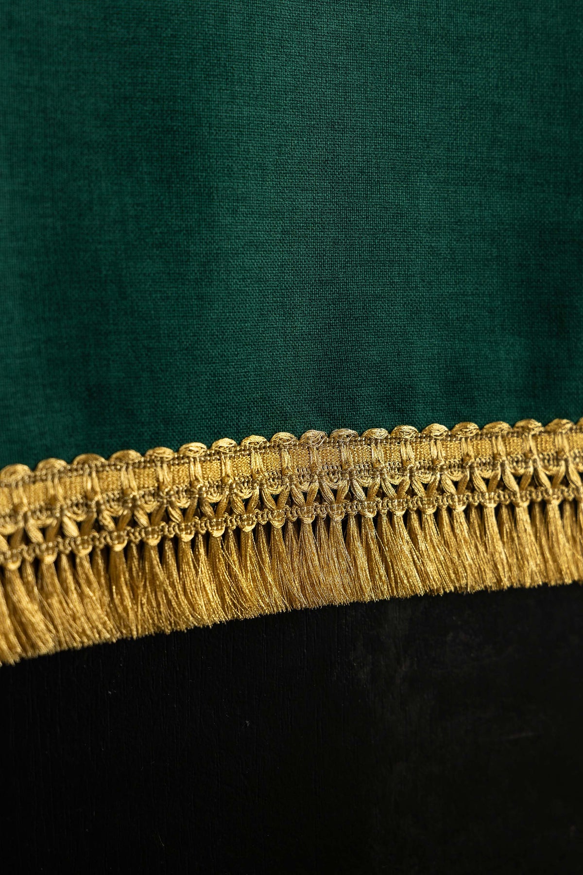 Tenture verte de pupitre avec croix brodée et frange dorée