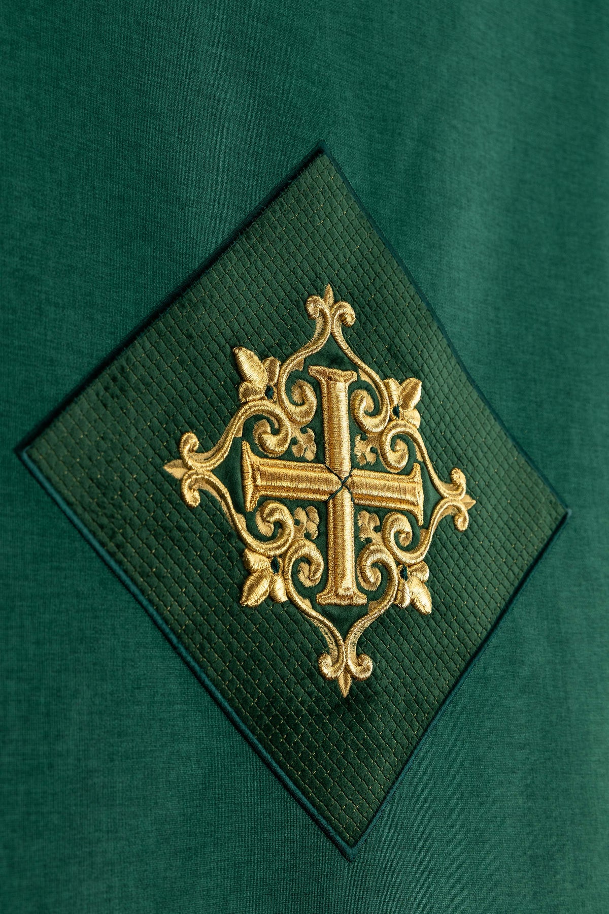 Tenture verte de pupitre avec croix brodée et frange dorée