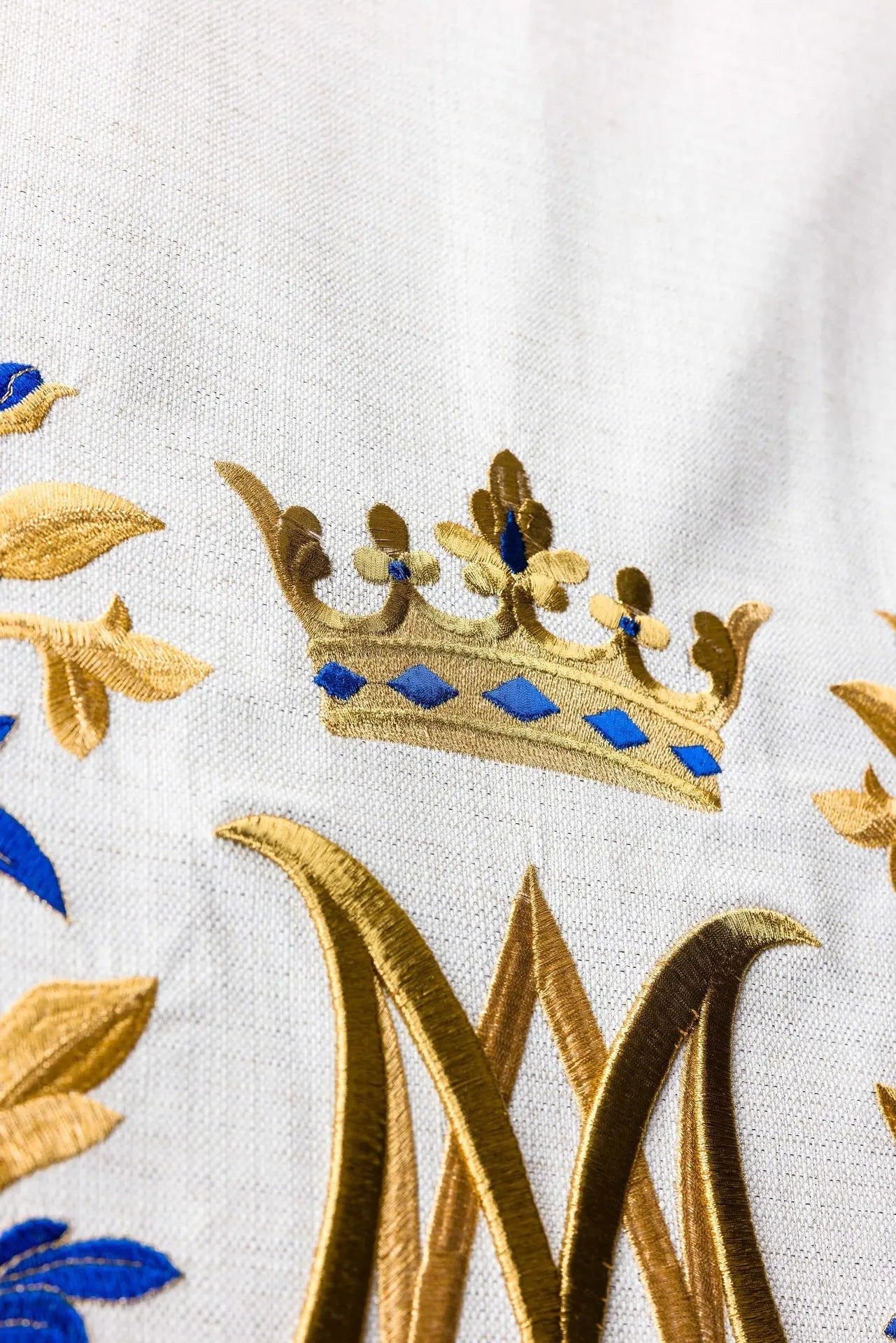 Housse de lutrin mariale avec monogramme couronné brodé