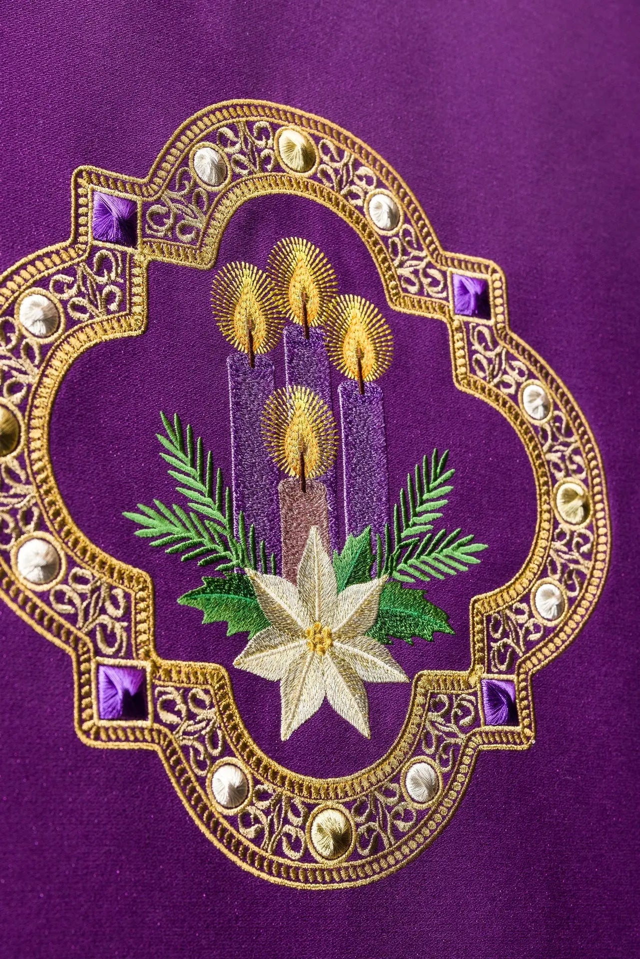 Housse de lutrin violette avec broderie de bougie et franges dorées