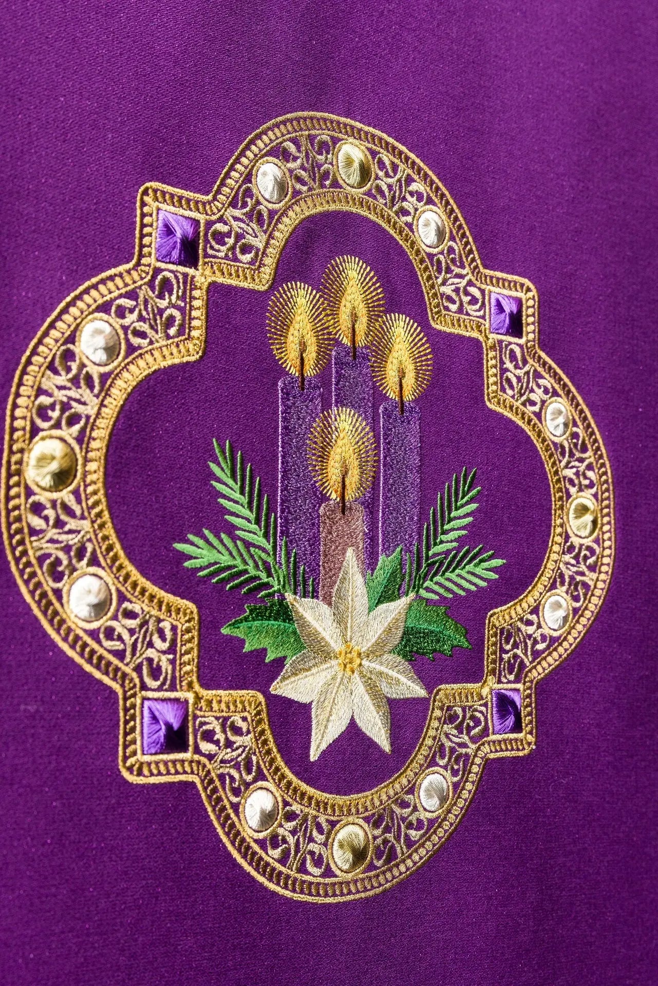 Housse de lutrin violette avec broderie de bougie et franges dorées