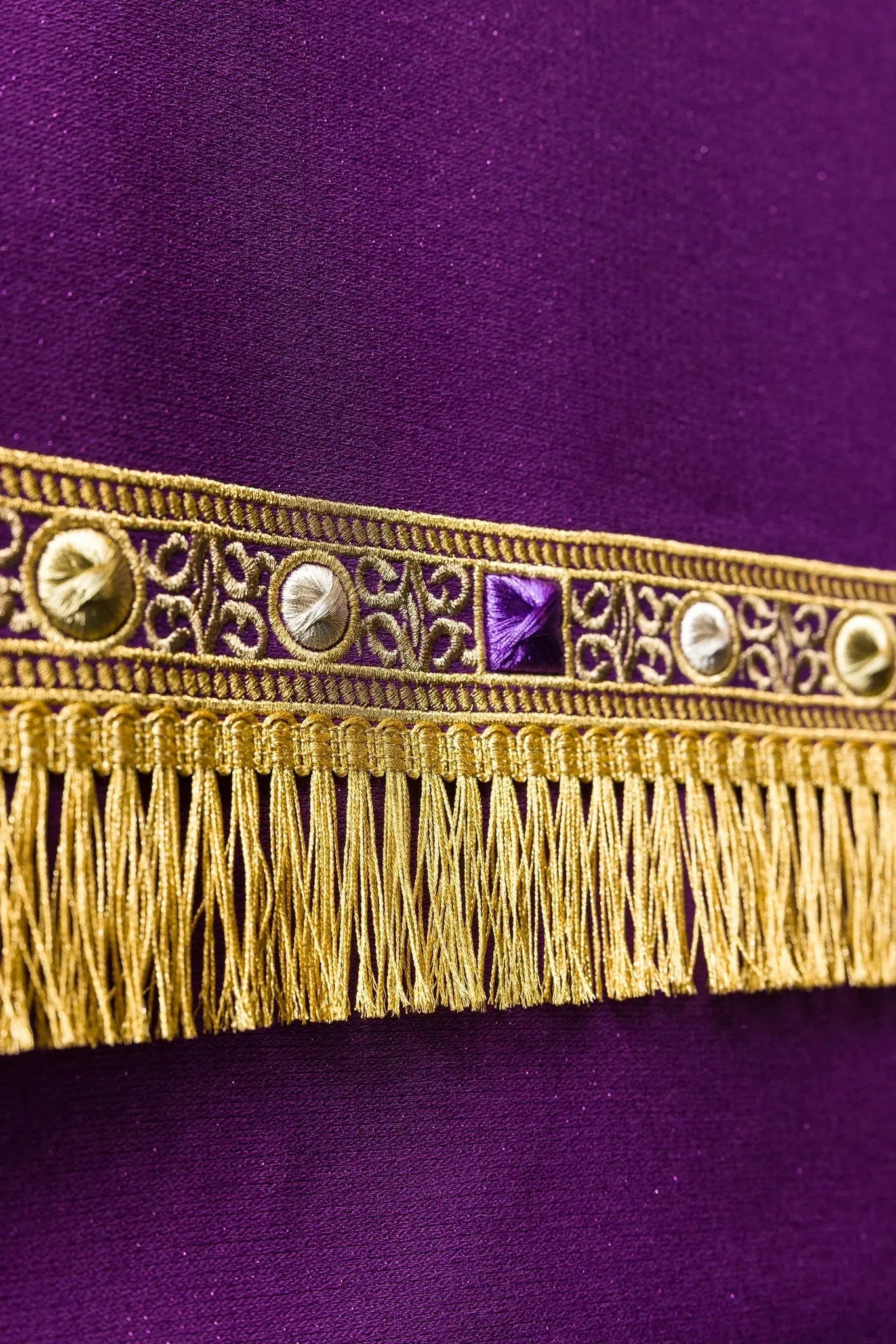 Housse de lutrin violette avec broderie de bougie et franges dorées