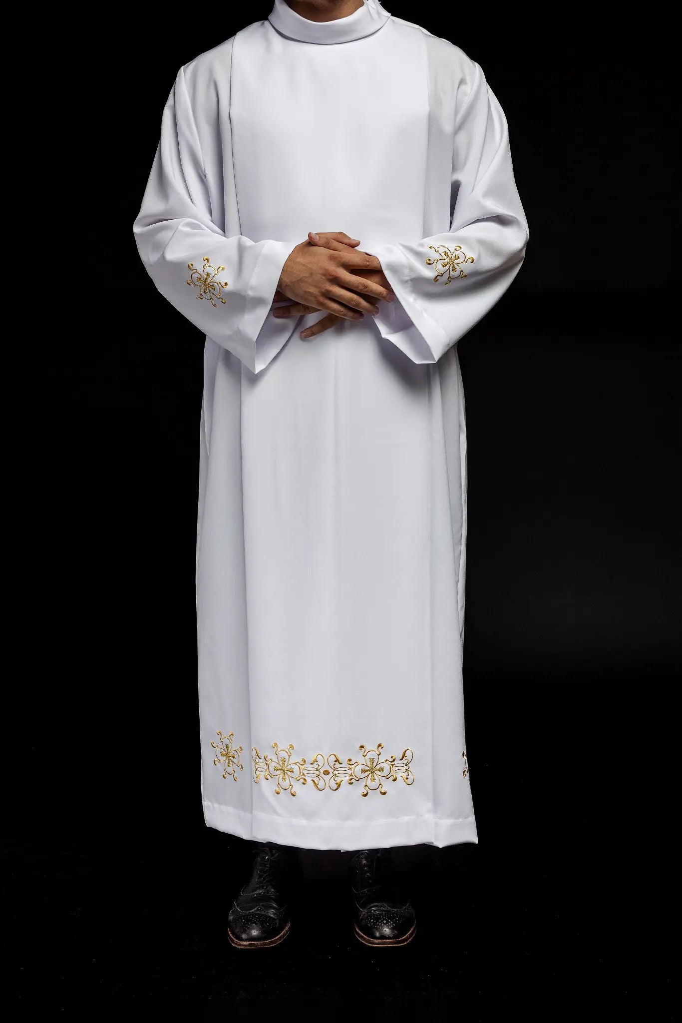 Robe de prêtre à col roulé décorée de broderies blanche