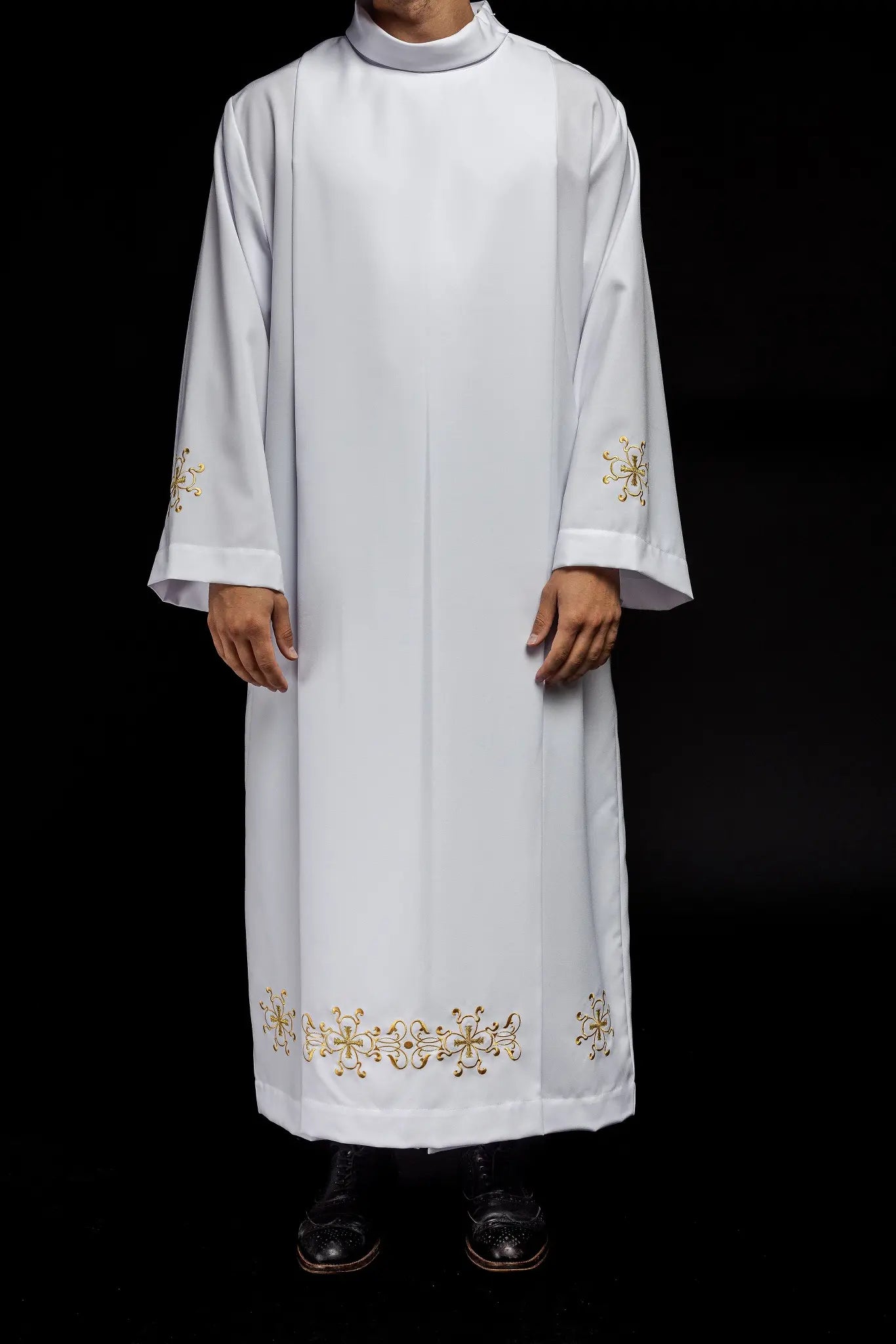 Robe de prêtre à col roulé décorée de broderies blanche