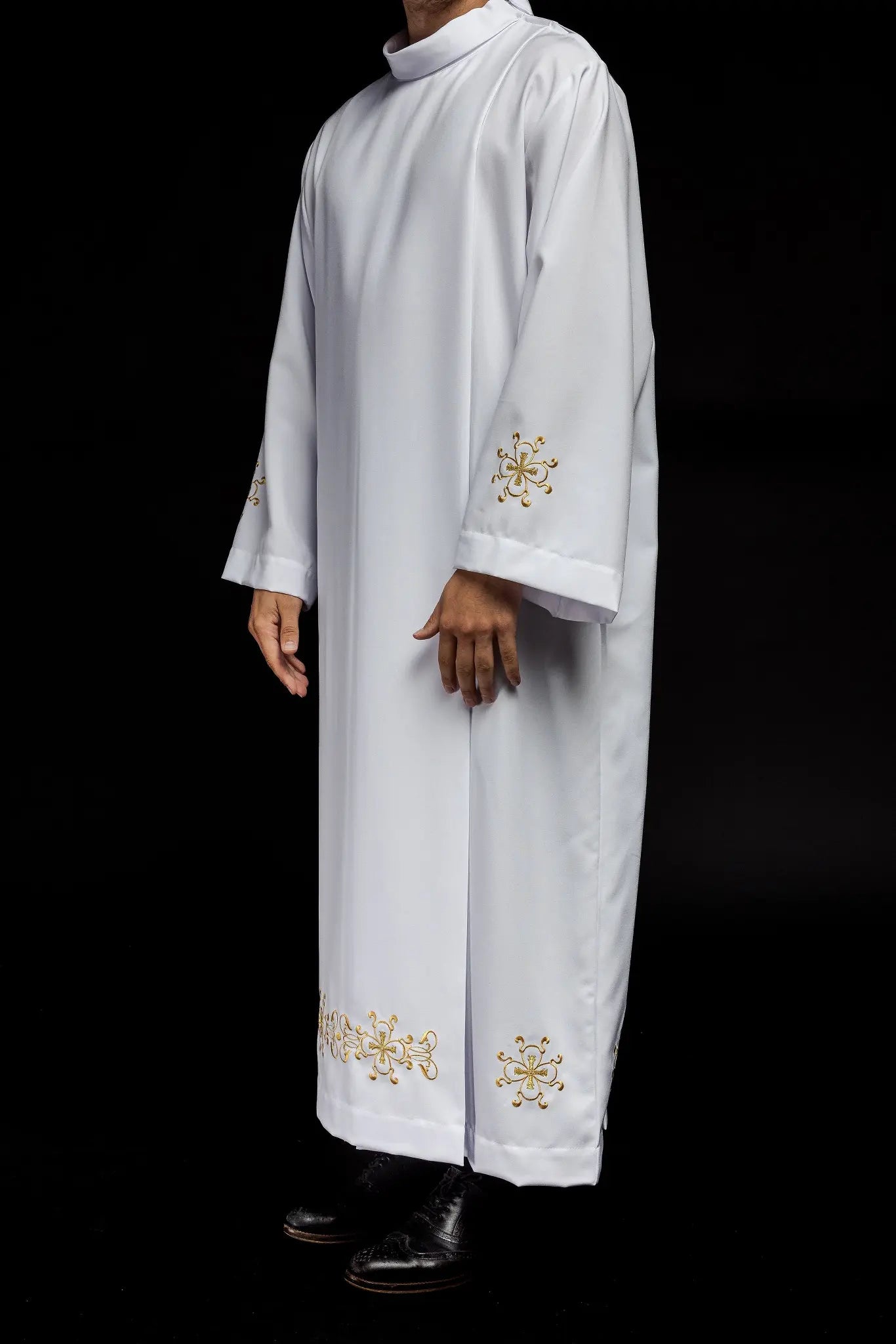 Robe de prêtre à col roulé décorée de broderies blanche