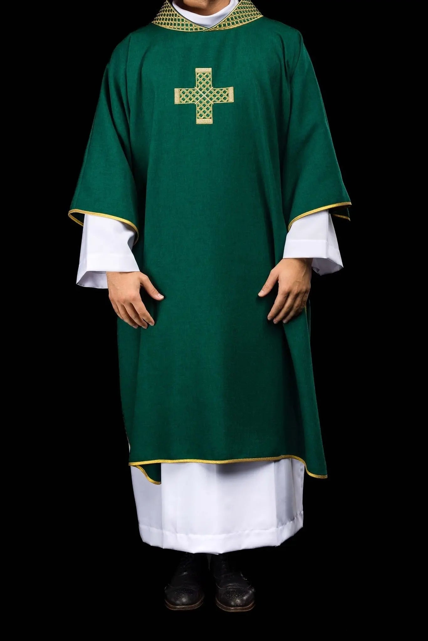 Dalmatique verte avec croix brodées et col