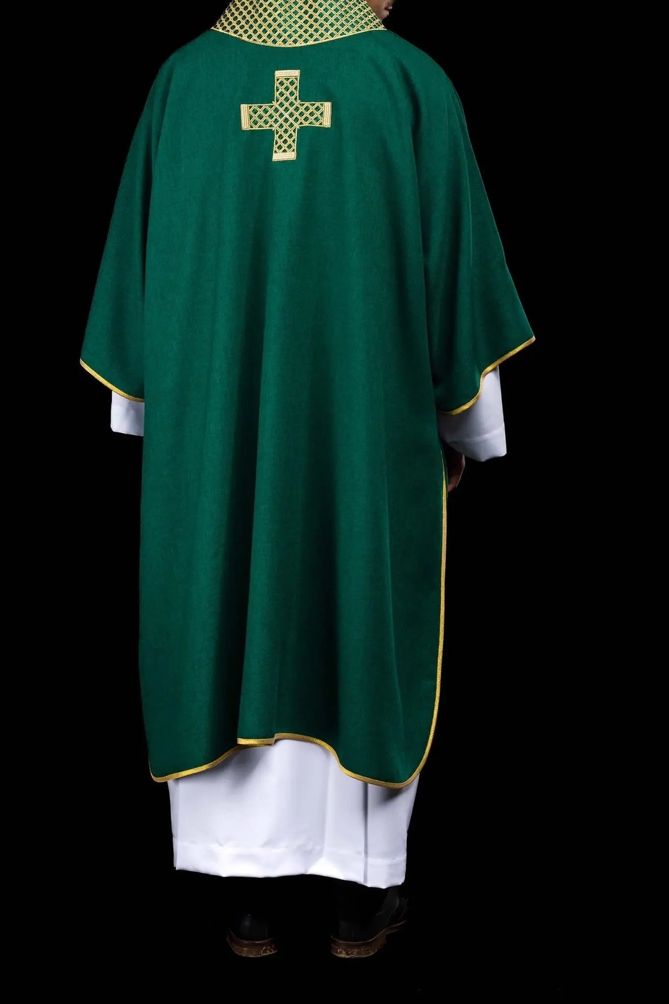 Dalmatique verte avec croix brodées et col