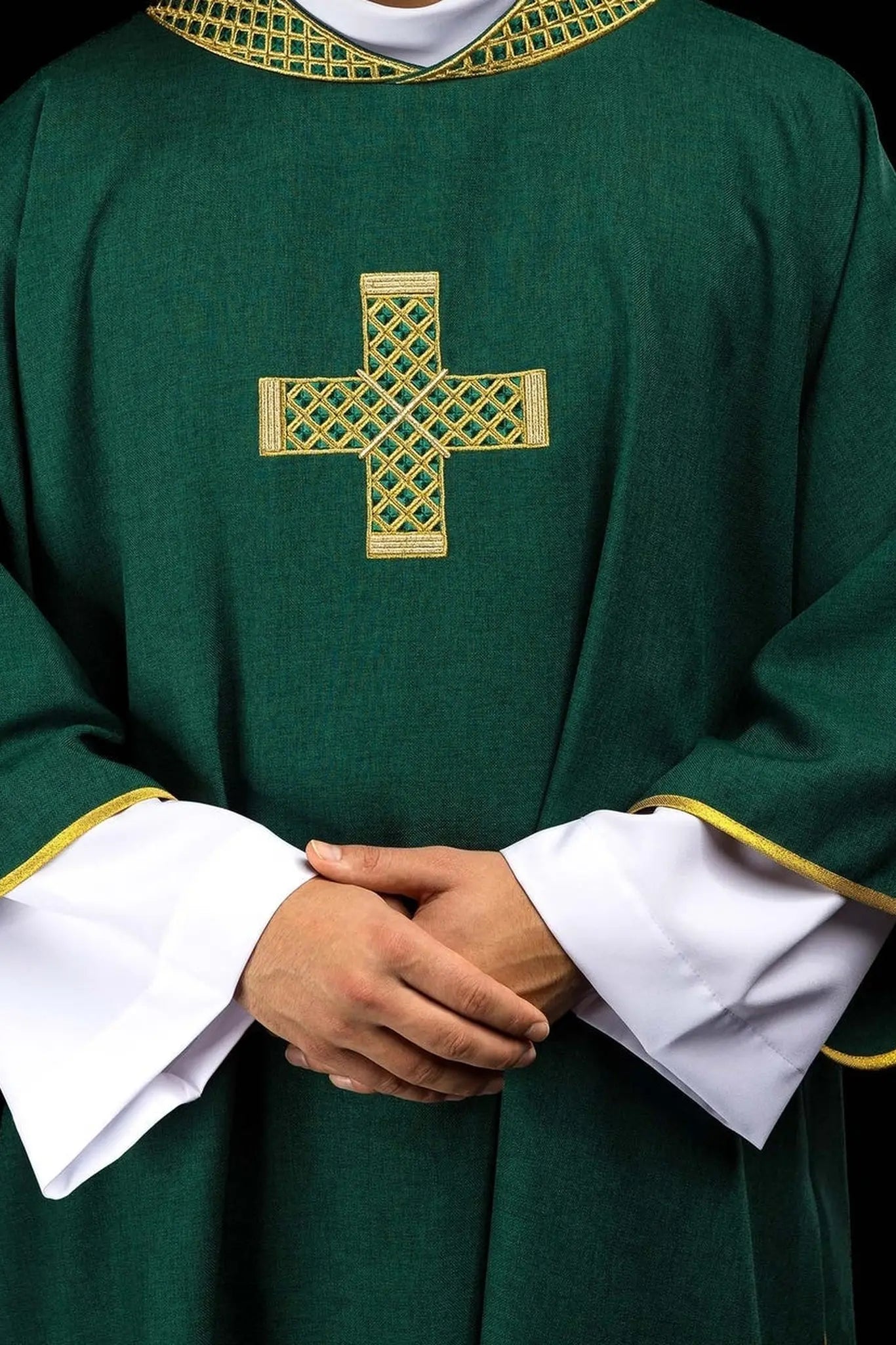 Dalmatique verte avec croix brodées et col