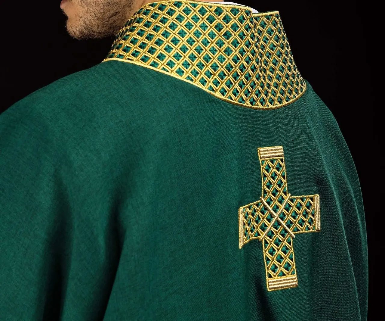 Dalmatique verte avec croix brodées et col