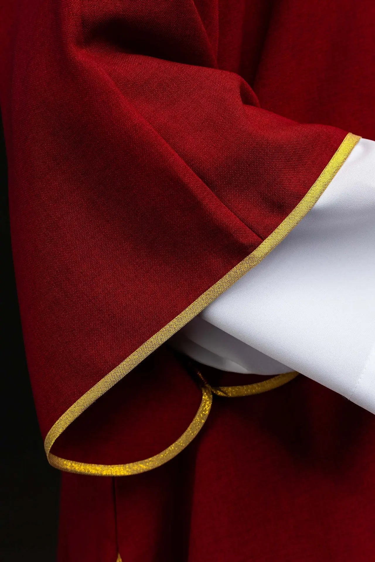 Dalmatique rouge avec broderie de croix dorée