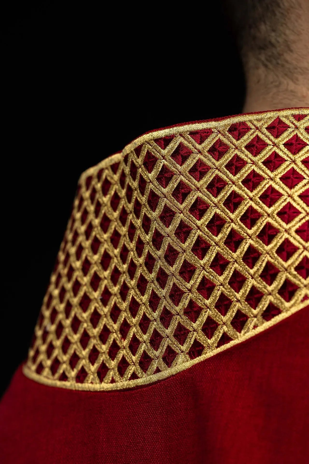 Dalmatique rouge avec broderie de croix dorée