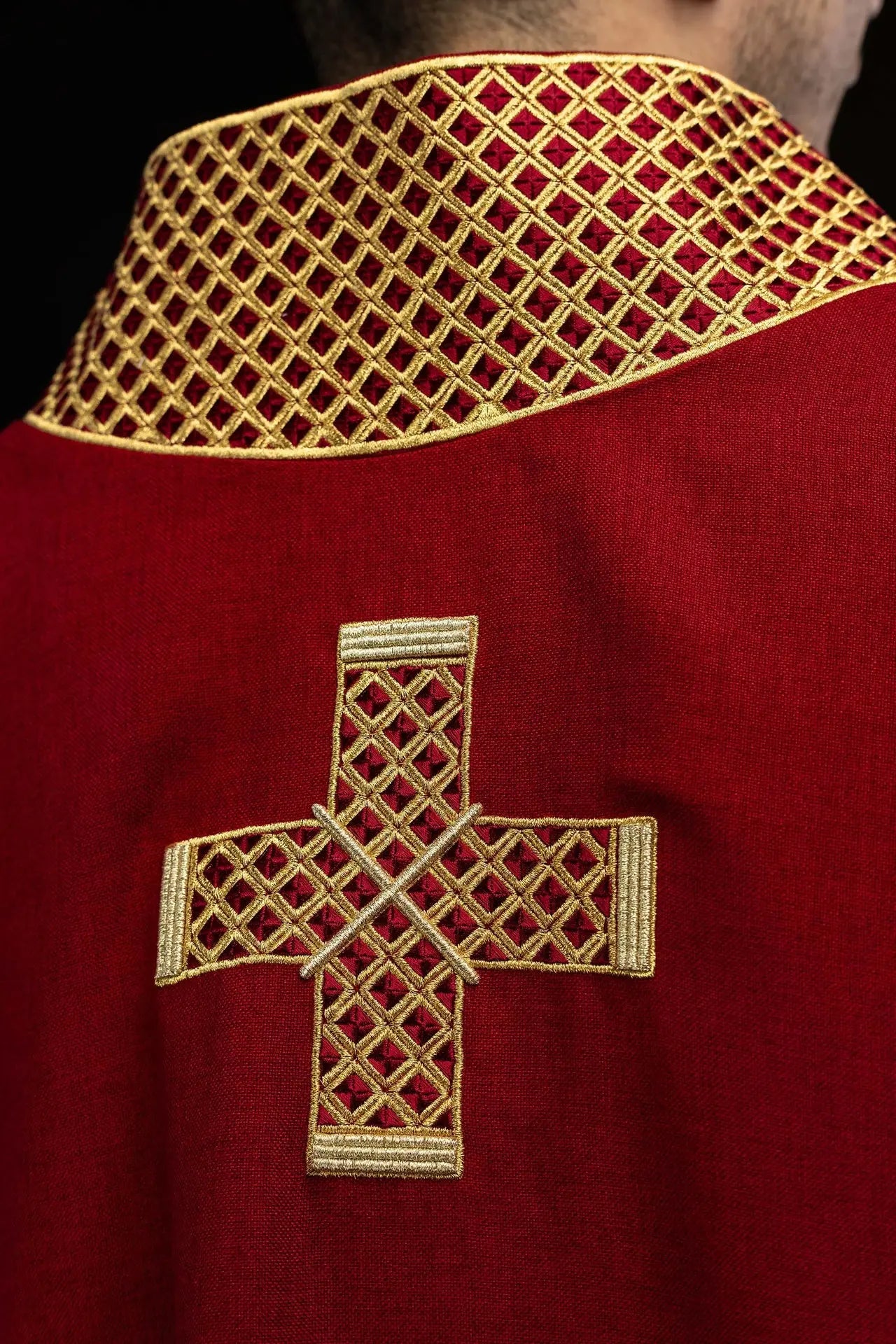 Dalmatique rouge avec broderie de croix dorée
