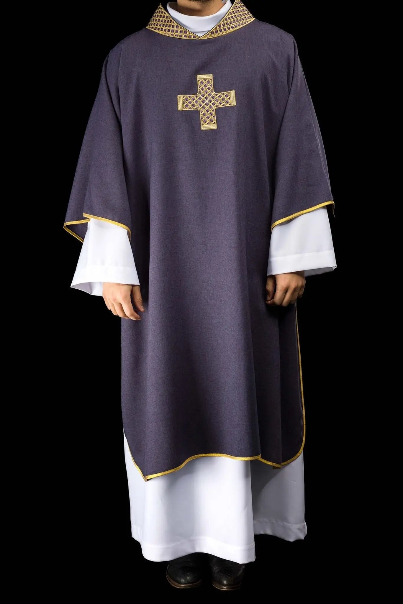 Dalmatique violette avec croix brodées et col