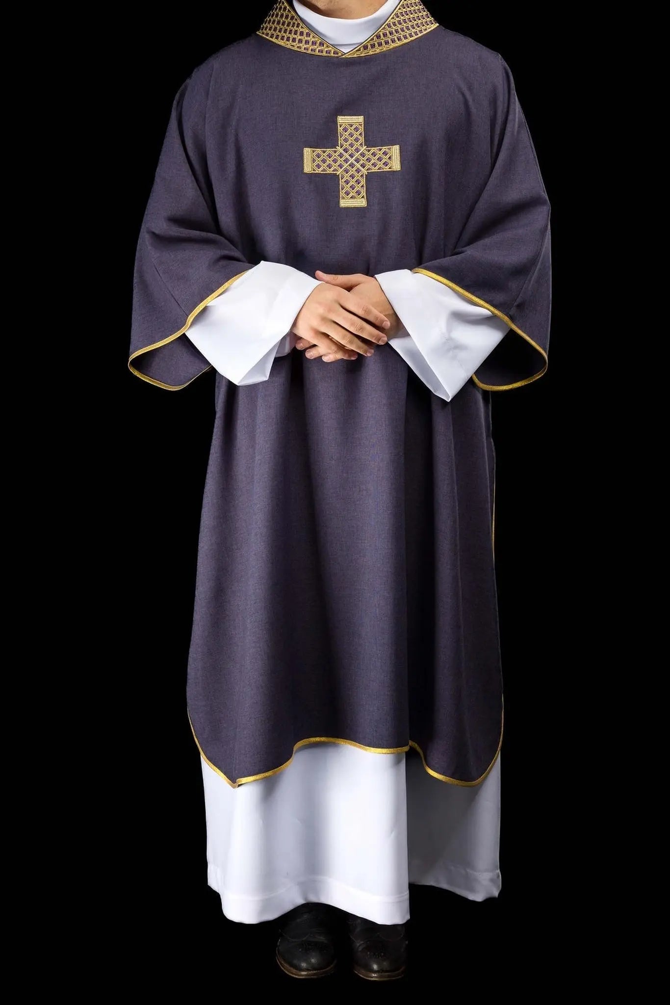 Dalmatique violette avec croix brodées et col