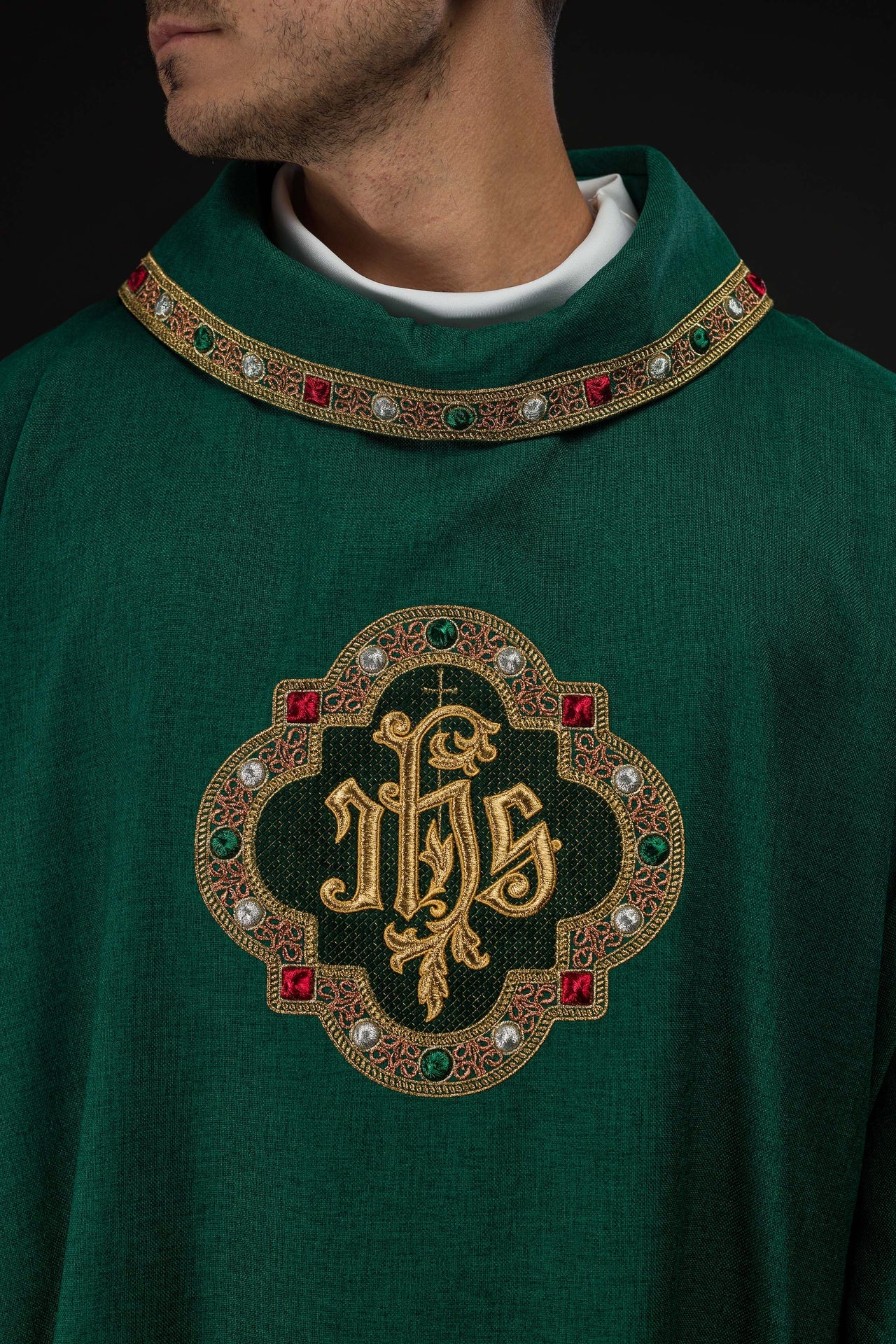 Dalmatyka z symbolem IHS i kołnierzem w kolorze zielonym - ORNATY.PL