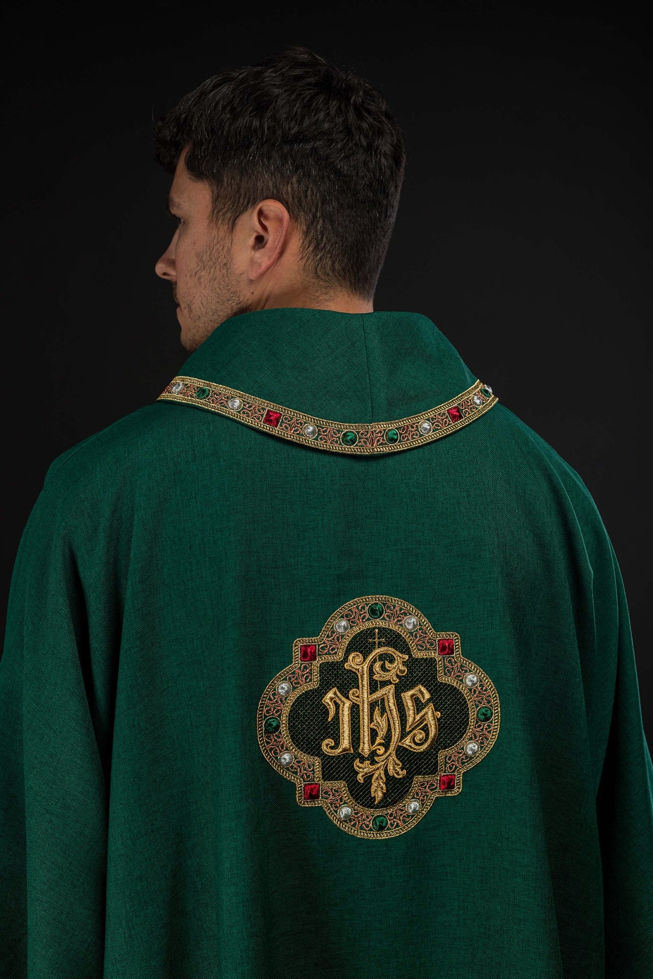 Dalmatyka z symbolem IHS i kołnierzem w kolorze zielonym - ORNATY.PL