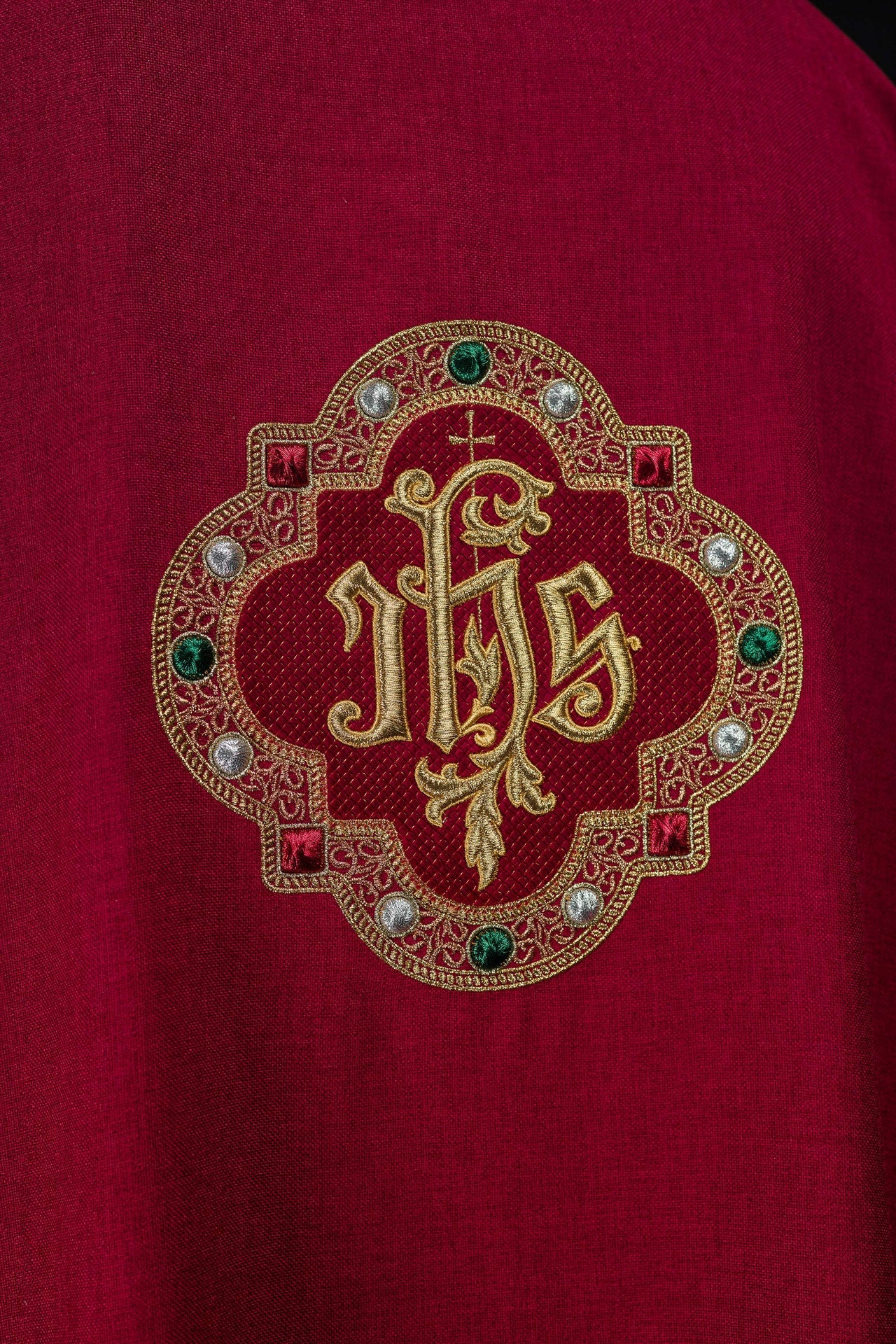 Dalmatyka z symbolem IHS i kołnierzem w kolorze czerwonym - ORNATY.PL