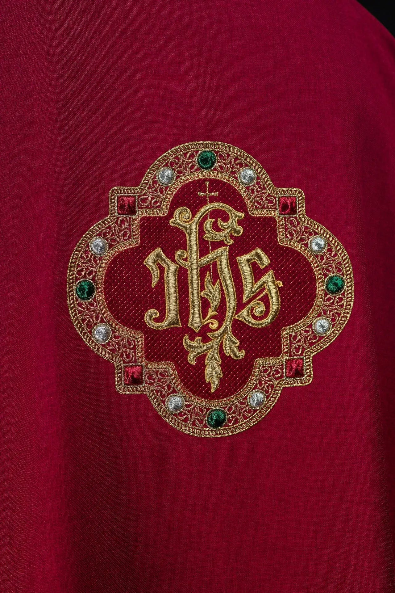 Dalmatique rouge avec symbole IHS et col montant
