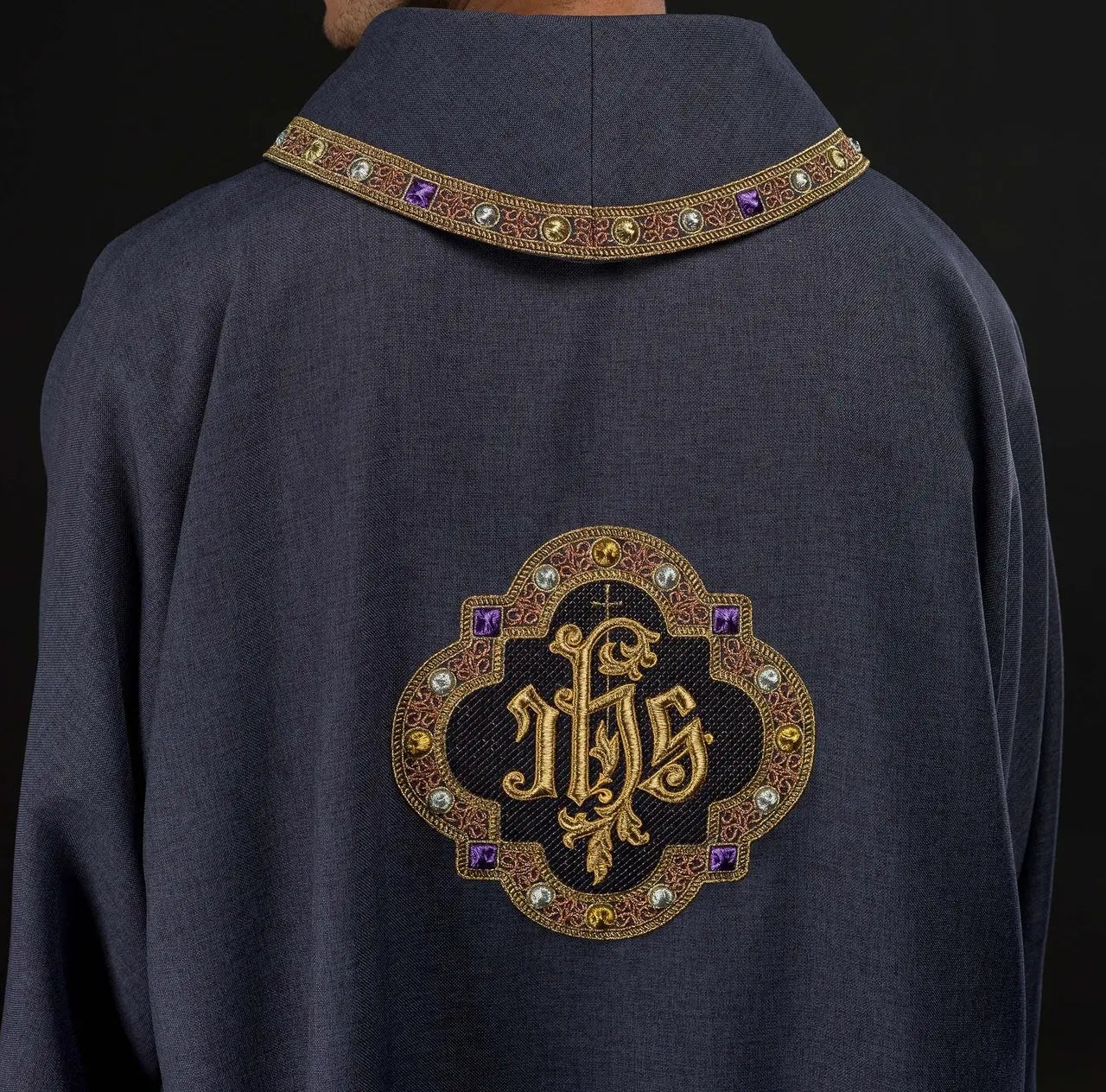 Dalmatique violette avec symbole IHS et col montant