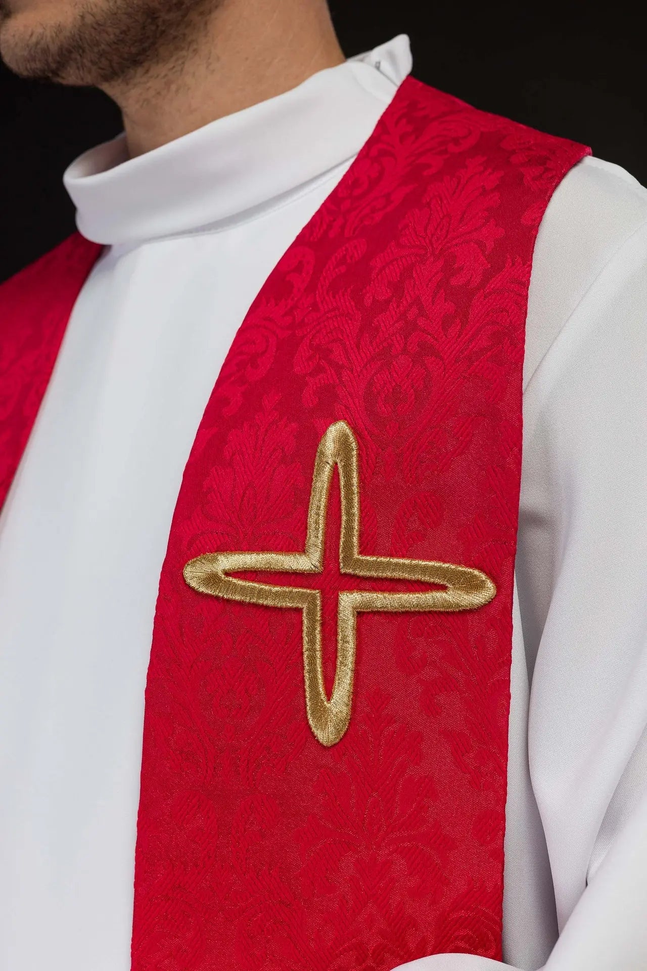 Étole rouge en jacquard avec motifs de croix brodés