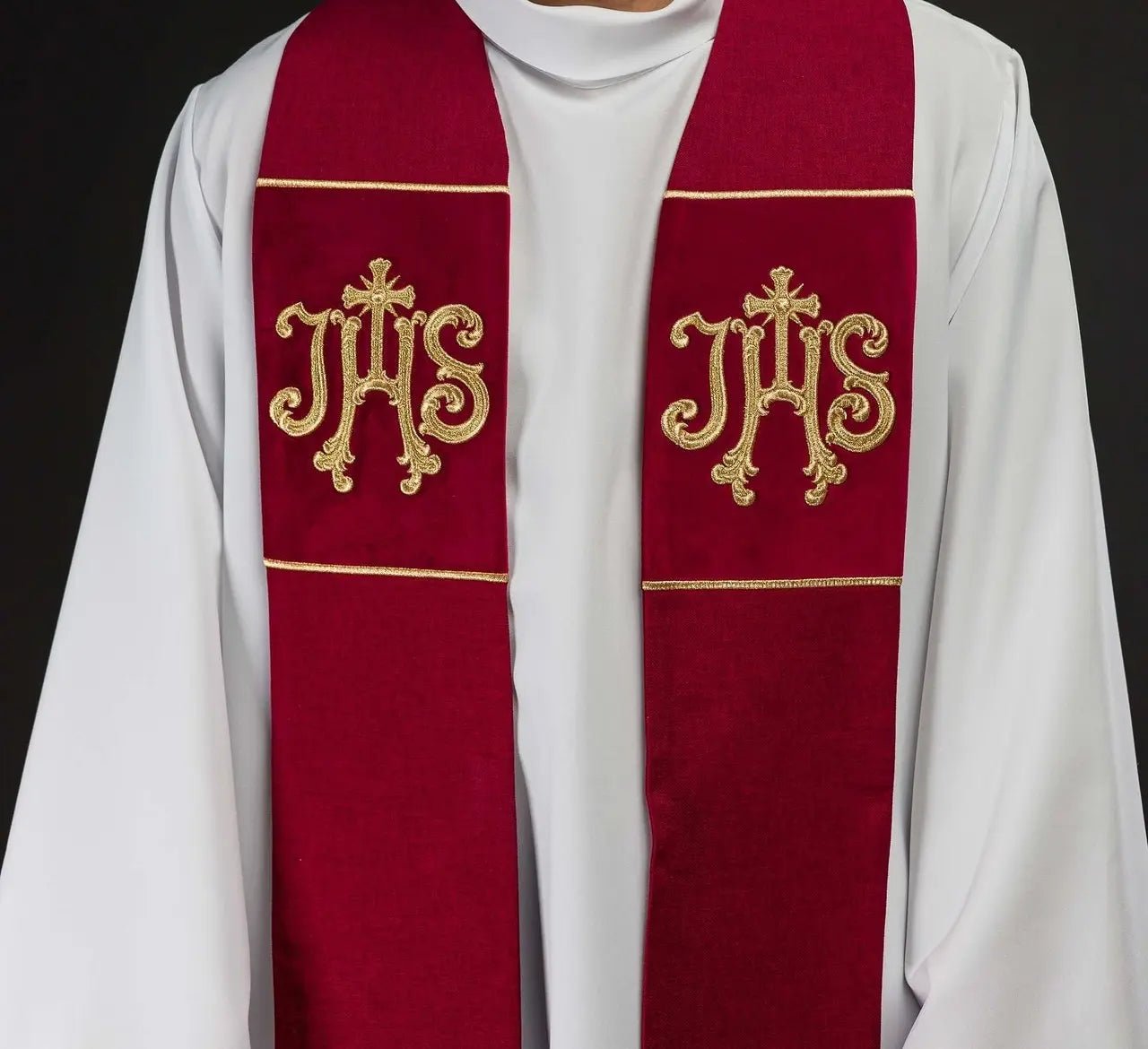 Étole brodée en velours rouge avec motif IHS