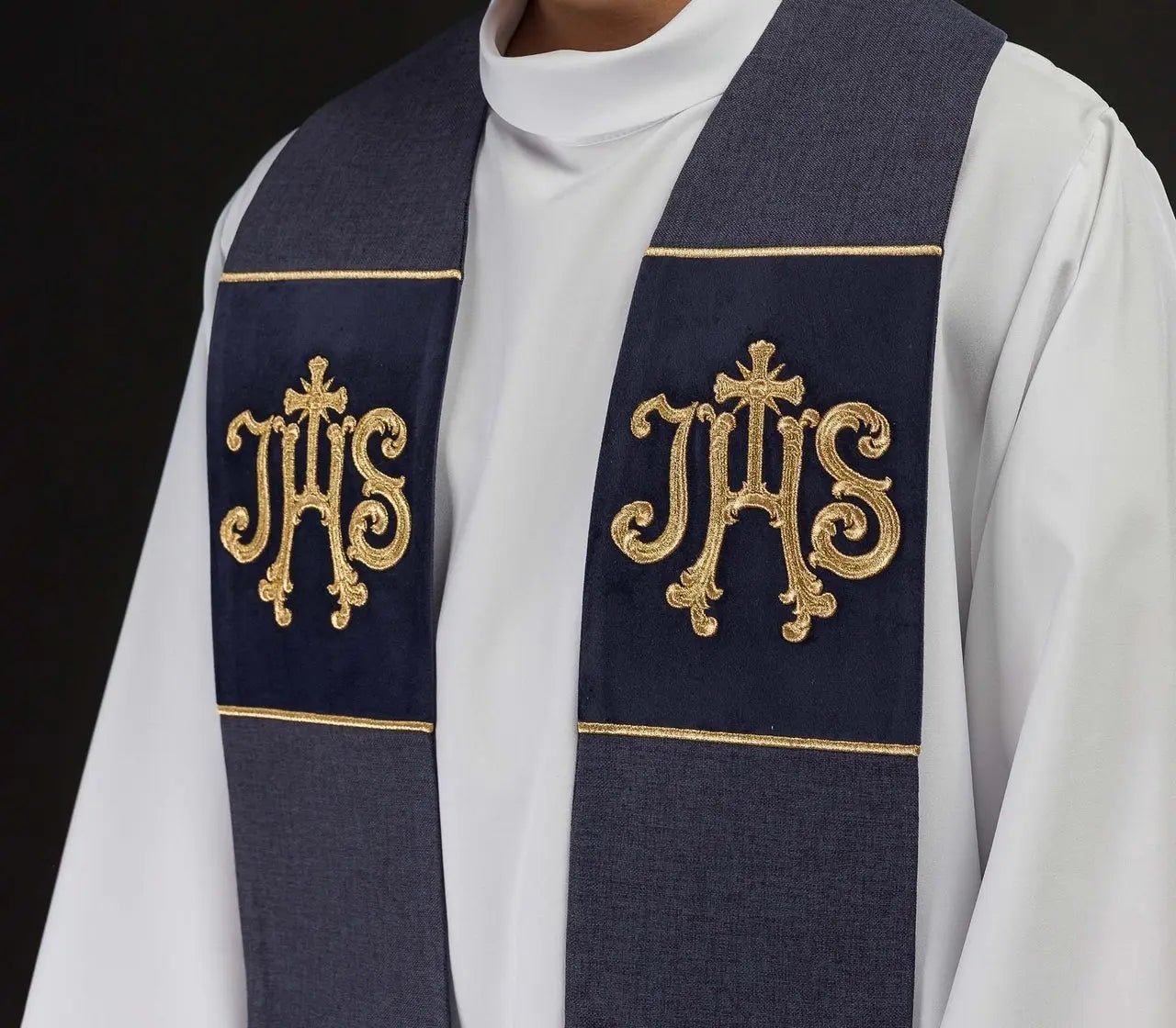 Étole brodée en velours violet avec motif IHS