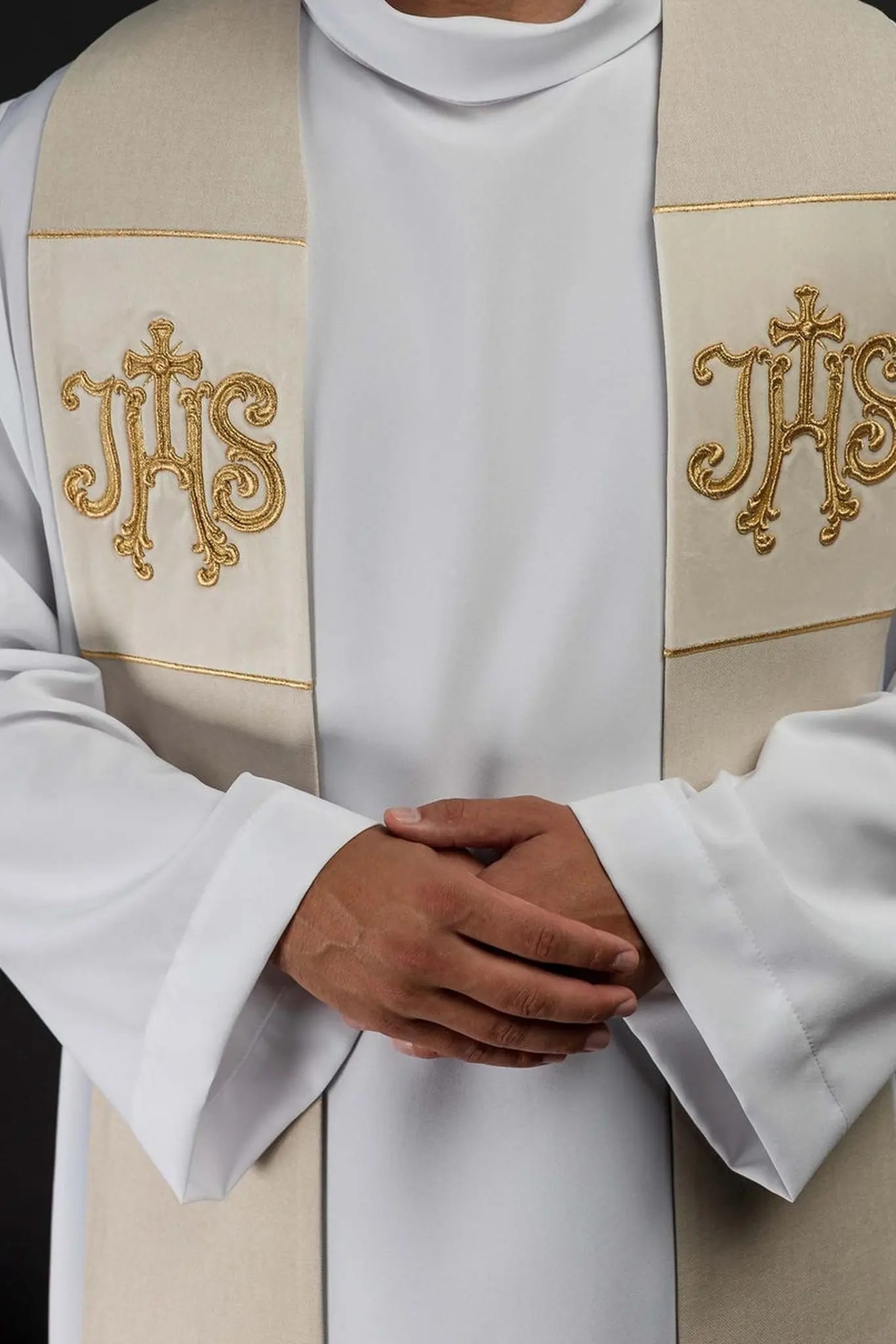 Étole brodée en velours écru avec motif IHS