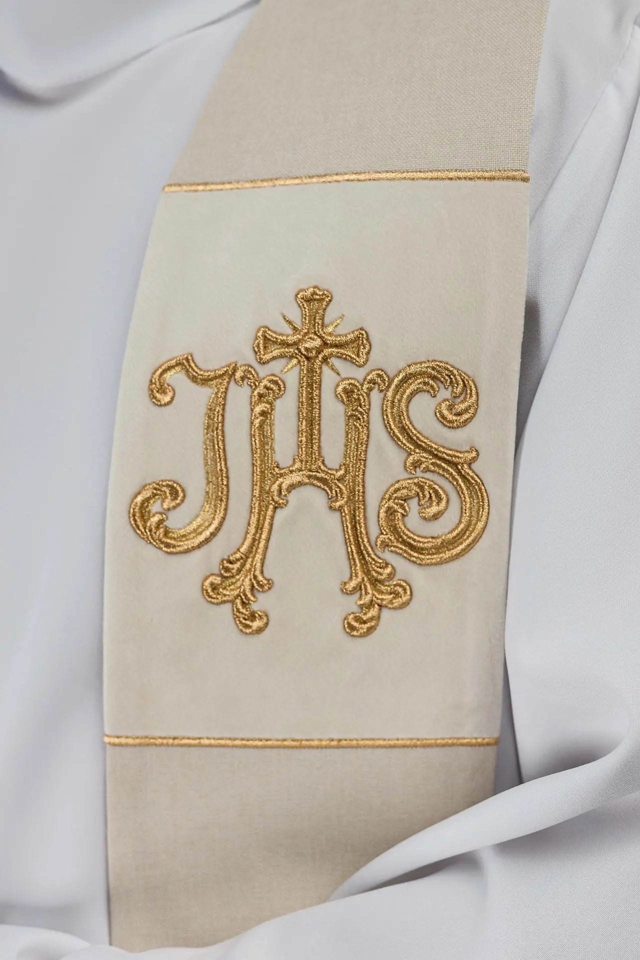 Étole brodée en velours écru avec motif IHS