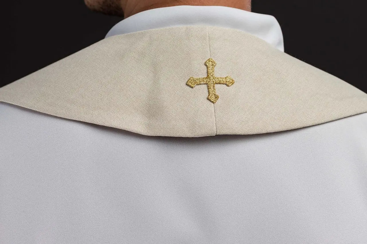 Étole brodée en velours écru avec motif IHS