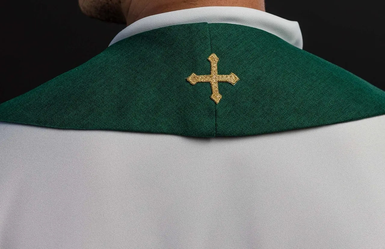 Étola verte brodée avec le motif IHS