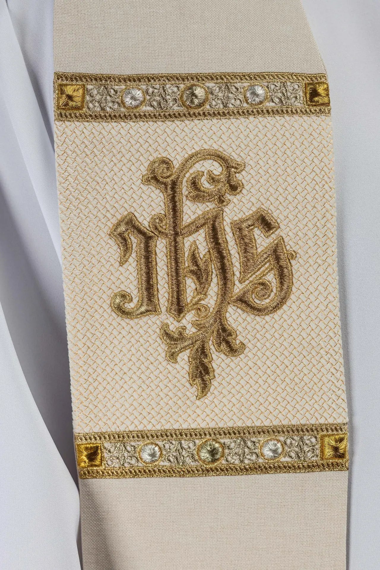 Étole brodée écrue avec motif IHS