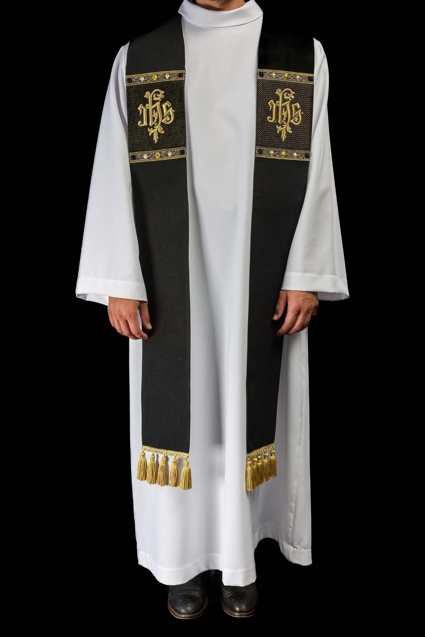 Étola noire brodée avec motif IHS