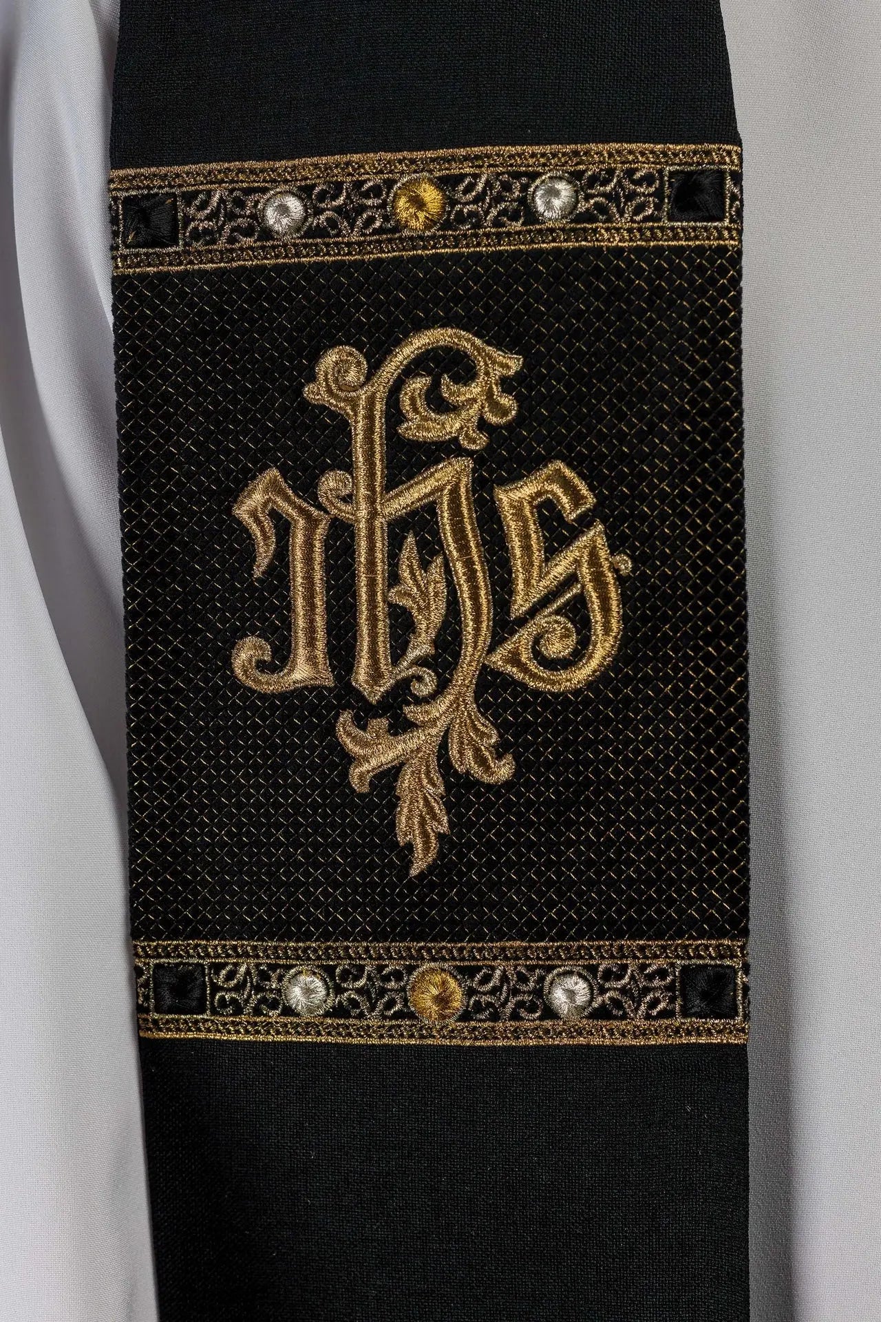 Étola noire brodée avec motif IHS