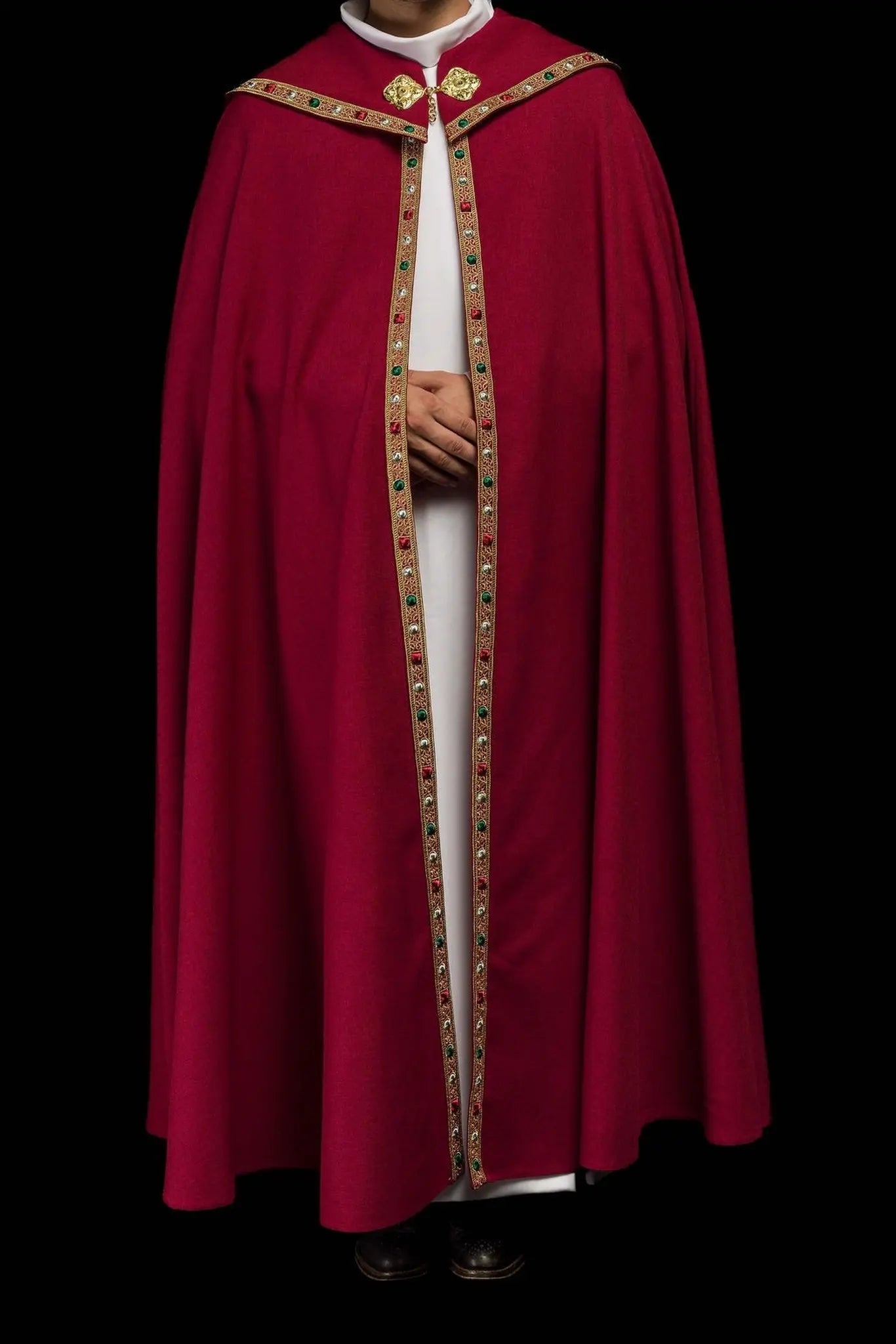 Cape liturgique rouge avec IHS doré