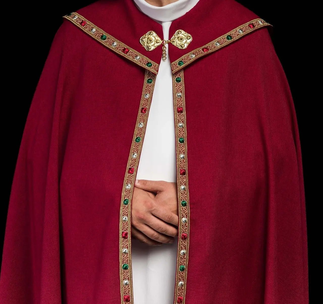 Cape liturgique rouge avec IHS doré
