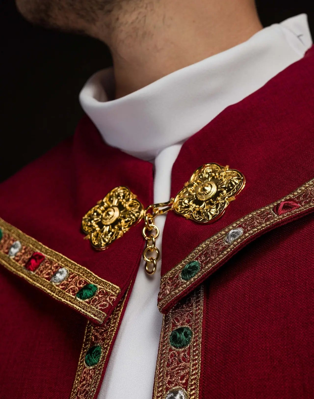 Cape liturgique rouge avec IHS doré