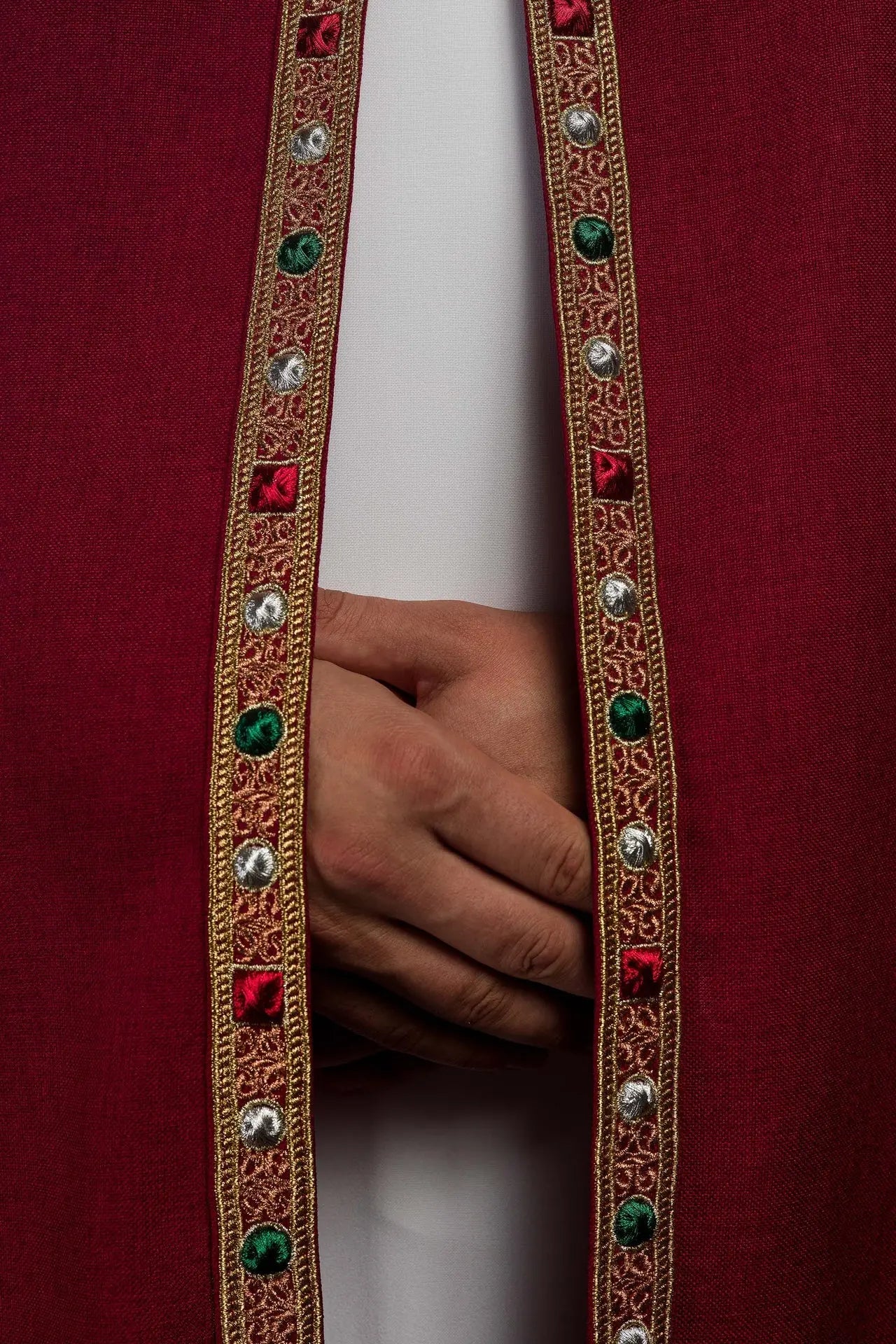 Cape liturgique rouge avec IHS doré