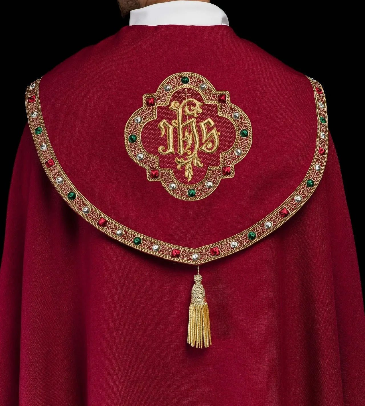 Cape liturgique rouge avec IHS doré