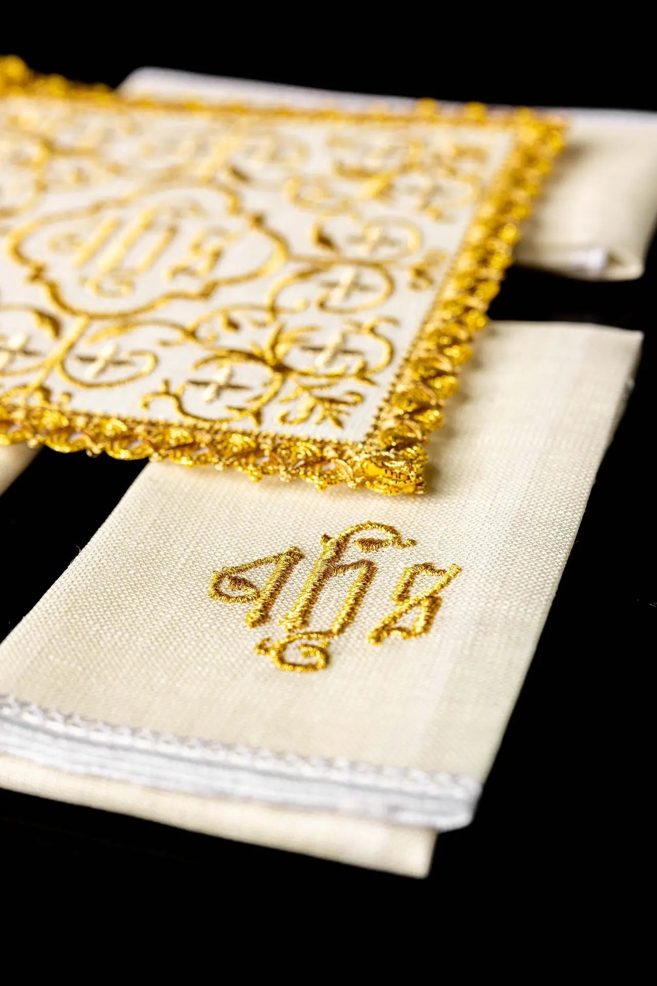 Richly decorated linen chalice set with cross and JHS embroidery
