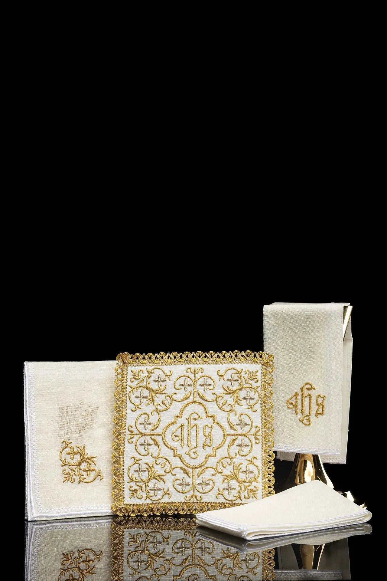 Ensemble de calice en lin richement décoré avec croix et broderie JHS