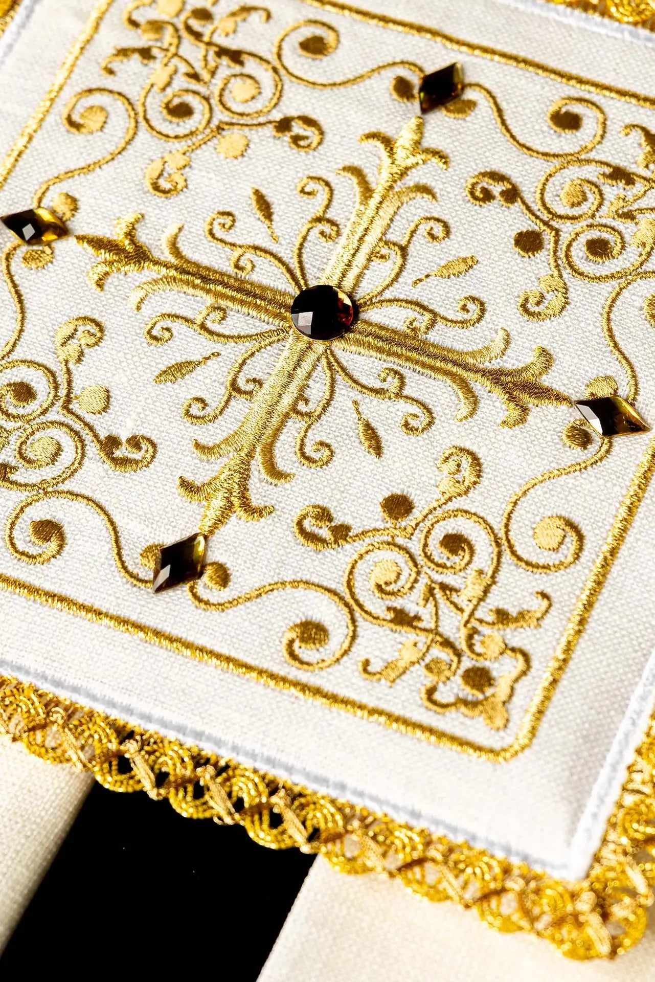 Ensemble de linge richement décoré pour calice avec broderie de croix
