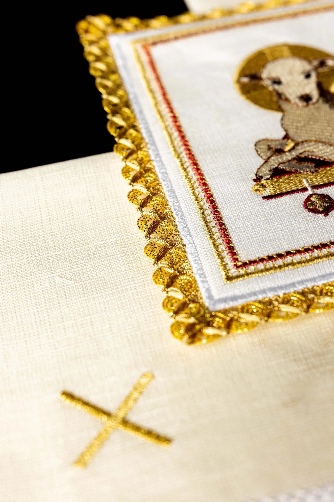 Linen cup set with lamb motif