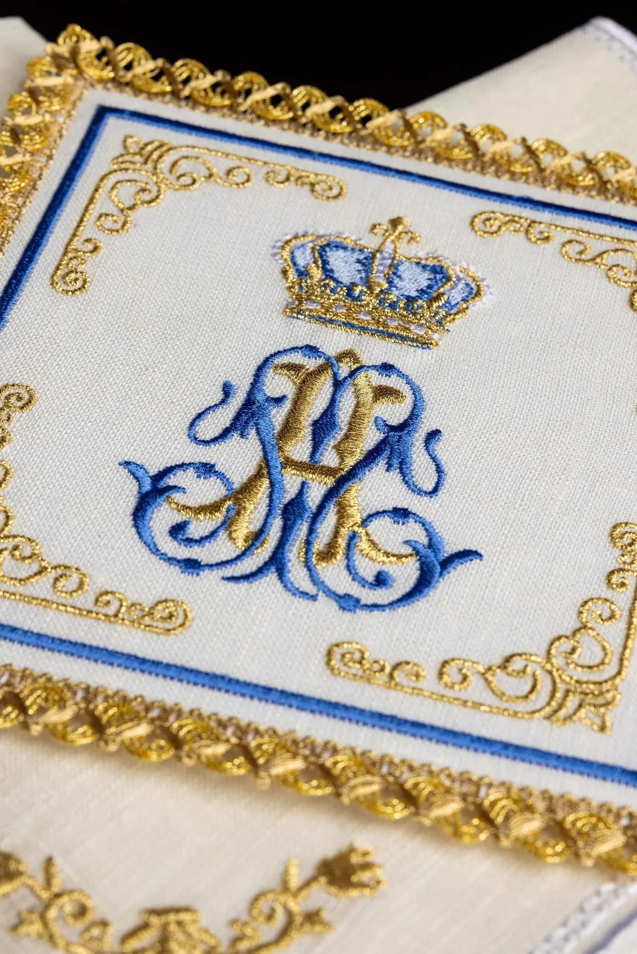 Ensemble de linge de calice avec broderie au motif marial