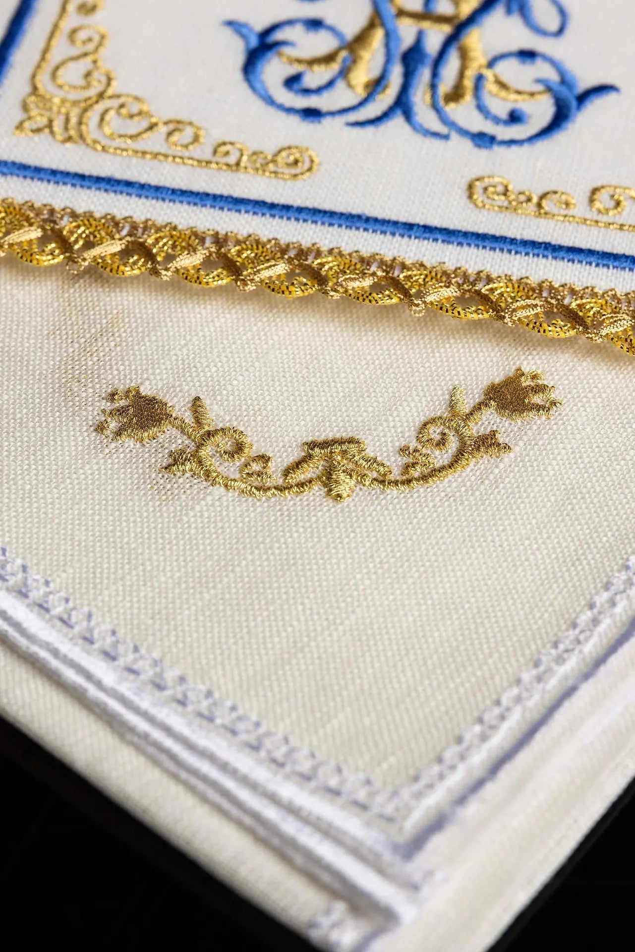 Linen cup set with embroidery with Marian motif