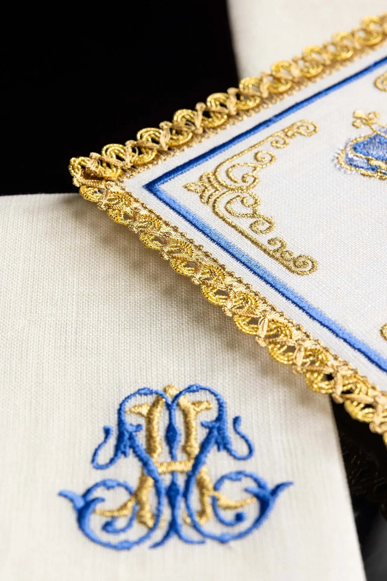 Linen cup set with embroidery with Marian motif