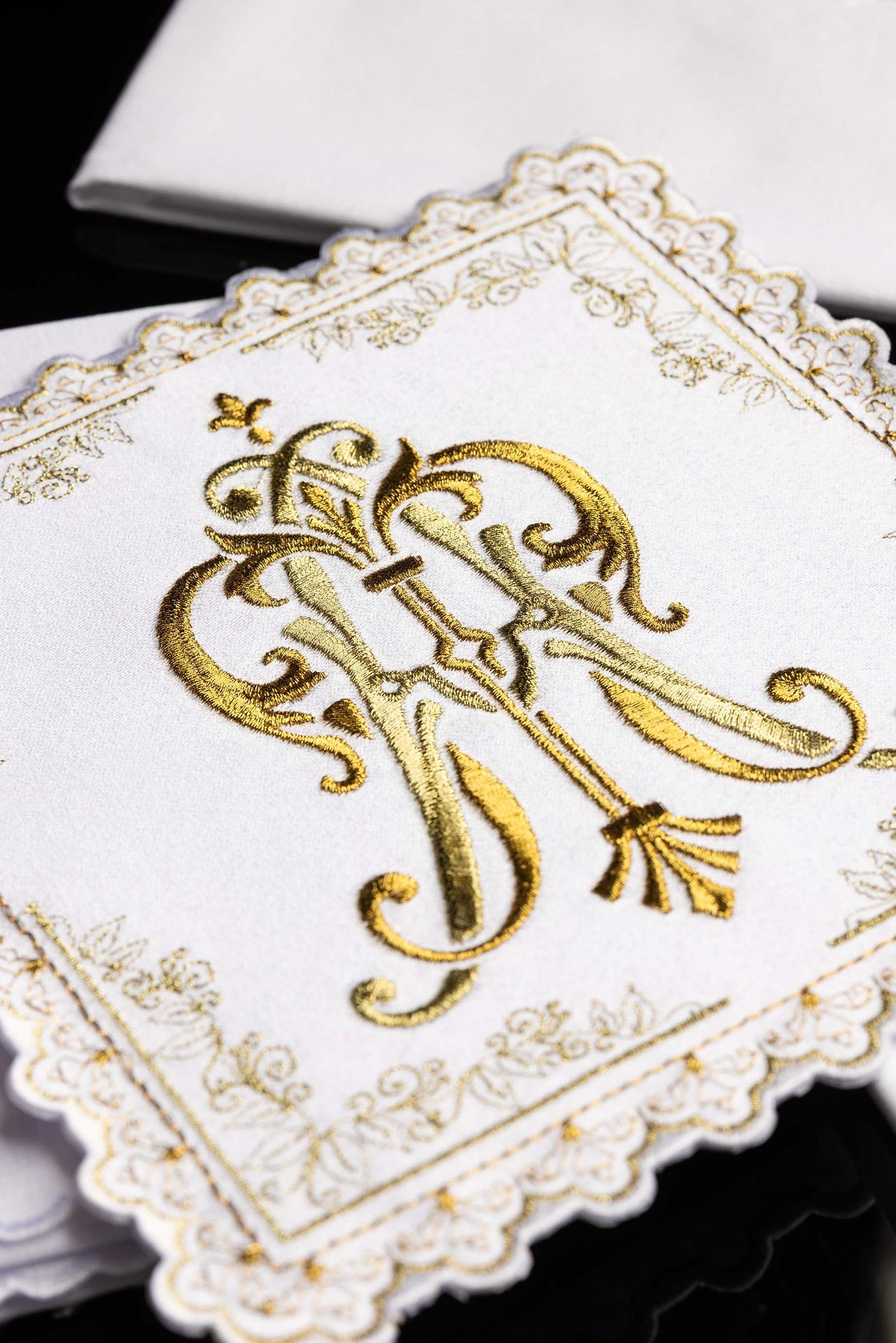 Liturgiczny komplet kielichowy z haftowanym złotym motywem Maryjnym - ORNATY.PL