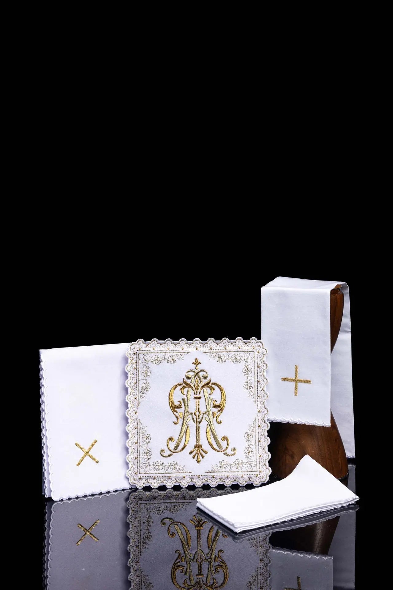 Ensemble de calice liturgique avec motif marial brodé en or