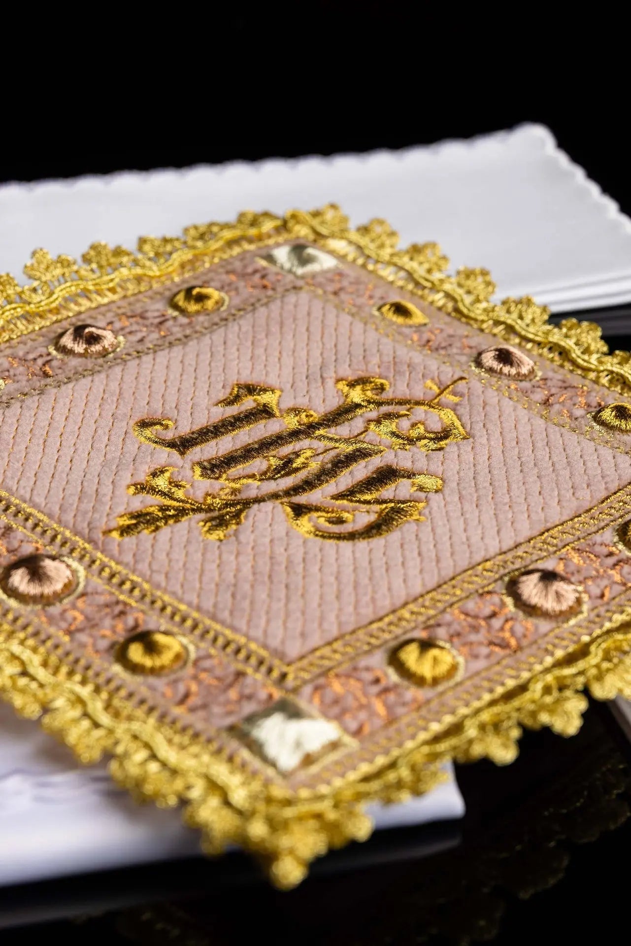Ensemble en lin rose velours pour calice avec symbole IHS brodé